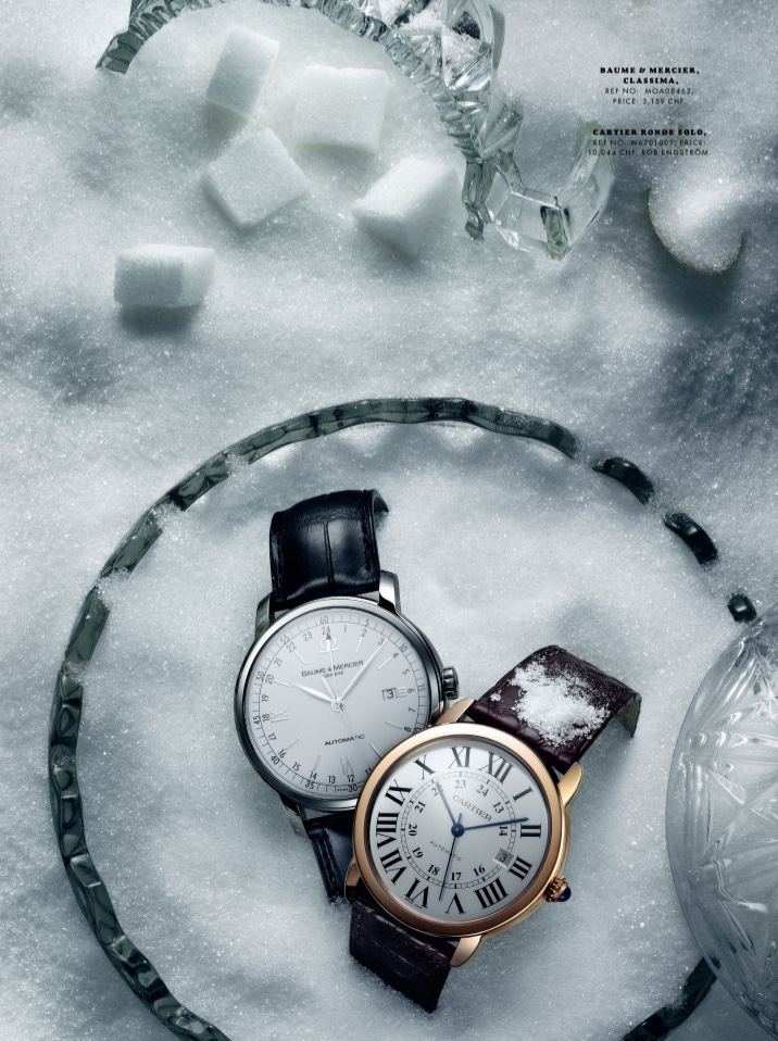 Två eleganta armbandsur i ett ljust arrangemang med socker och glas
